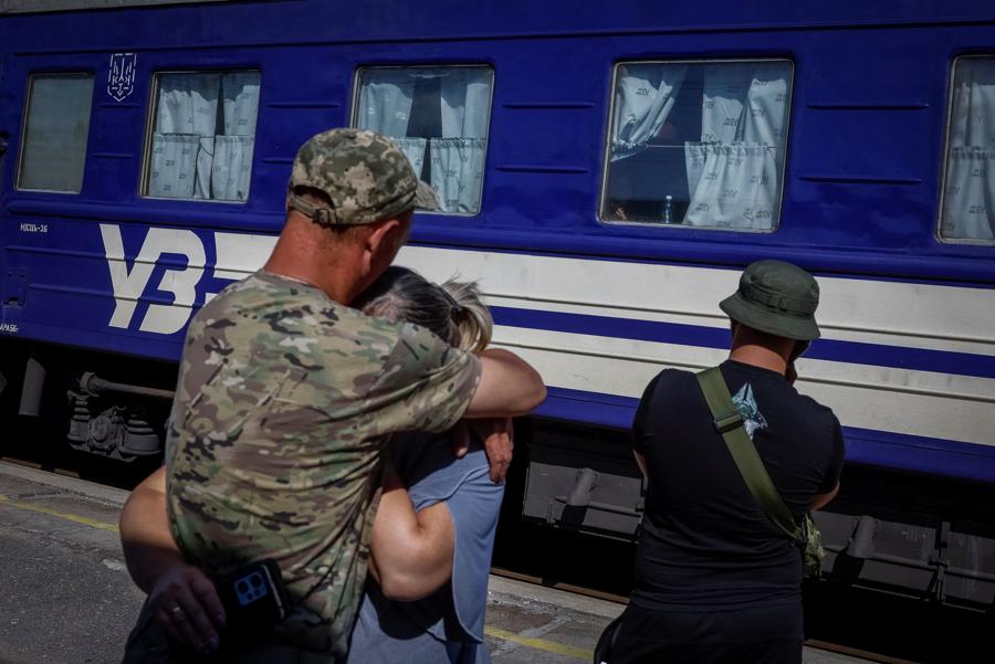 Un militare ucraino abbraccia la compagna che è andata a trovarlo durante una breve pausa dal suo servizio in prima linea, durante l’attacco russo all’Ucraina, alla stazione ferroviaria di Kramatorsk, Ucraina. (Reuters)