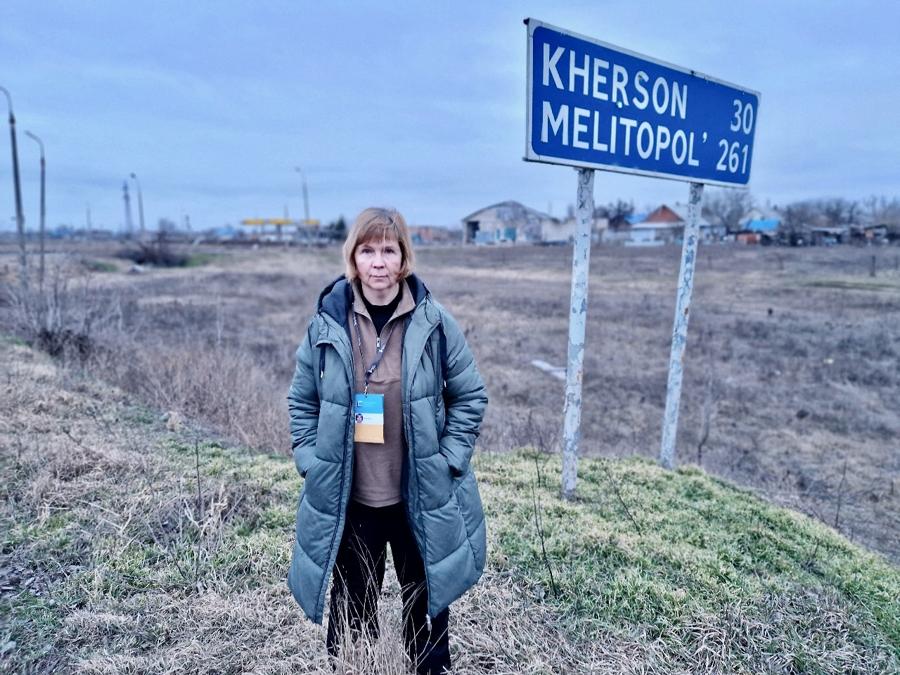 Questa fotografia pubblicata da SEMA Ucraina il 20 giugno 2024 mostra l’ucraina Iryna Dovgan in posa nella regione  di Kherson nel 2023. Dall’invasione russa nel febbraio 2022, le autorità ucraine affermano di aver documentato oltre 300 casi di violenza sessuale perpetrata dalle truppe russe. Tuttavia, “la vera portata della violenza sessuale è difficile da immaginare”, ha affermato Oleksandra Matviichuk, capo del Centro ucraino per le libertà civili, che ha ricevuto il Premio Nobel per la pace nel 2022. (AFP)