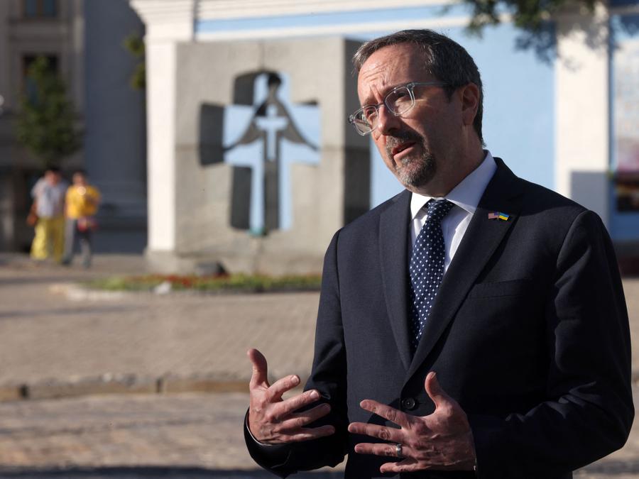 l sottosegretario ad interim degli Stati Uniti per gli affari politici, John Bass, tiene una conferenza stampa in piazza Mykhaylivska a Kiev. (AFP)