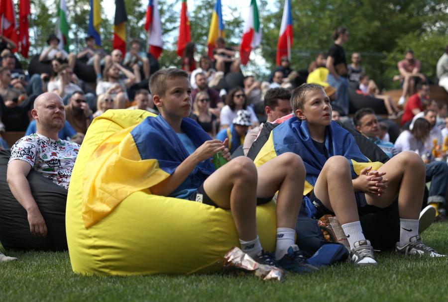 A kiev i tifosi ucraini guardano la partita di calcio  UEFA EURO 2024 tra Slovacchia e Ucraina. (AFP)