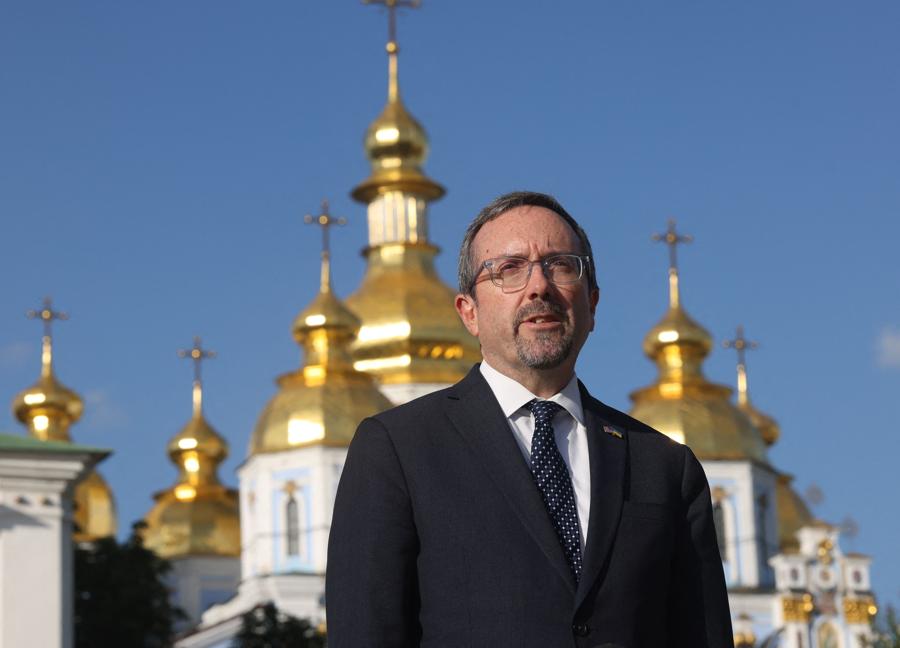 l sottosegretario ad interim degli Stati Uniti per gli affari politici, John Bass, tiene una conferenza stampa in piazza Mykhaylivska a Kiev. (AFP)