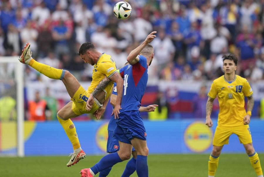 La partita di calcio  UEFA EURO 2024 tra Slovacchia e Ucraina, a Dusseldorf. (AP)
