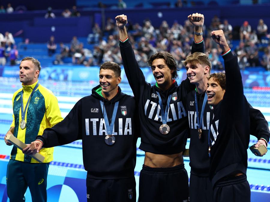 27 luglio 2024 - Medaglia di Bronzo nella Staffetta  4x100  stile libero maschile:  Paolo Conte Bonin, Thomas Ceccon, Alessandro Miressi e Manuel Frigo sul podio. (REUTERS/Evgenia Novozhenina)