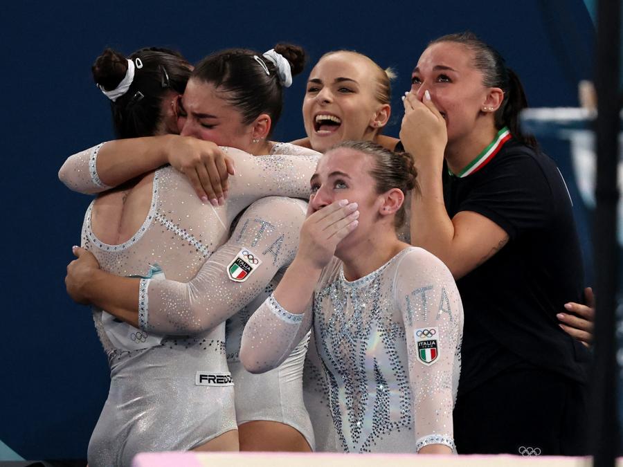 30 luglio  2024 - Ginnastica artistica - Finale a squadre femminili -  Manila Esposito, Angela Andreoli, Alice D’Amato, Elisa Iorio e Giorgia Villa  festeggiano dopo aver vinto l’Argento. (REUTERS/Mike Blake)