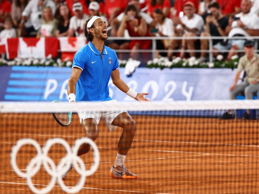 3 agosto 2024  -  Lorenzo Musetti  festeggia la medaglia di Bronzo di Tennis maschile singolo, dopo aver vinto sul canadese Felix Auger-Aliassime. (REUTERS/Edgar Su)