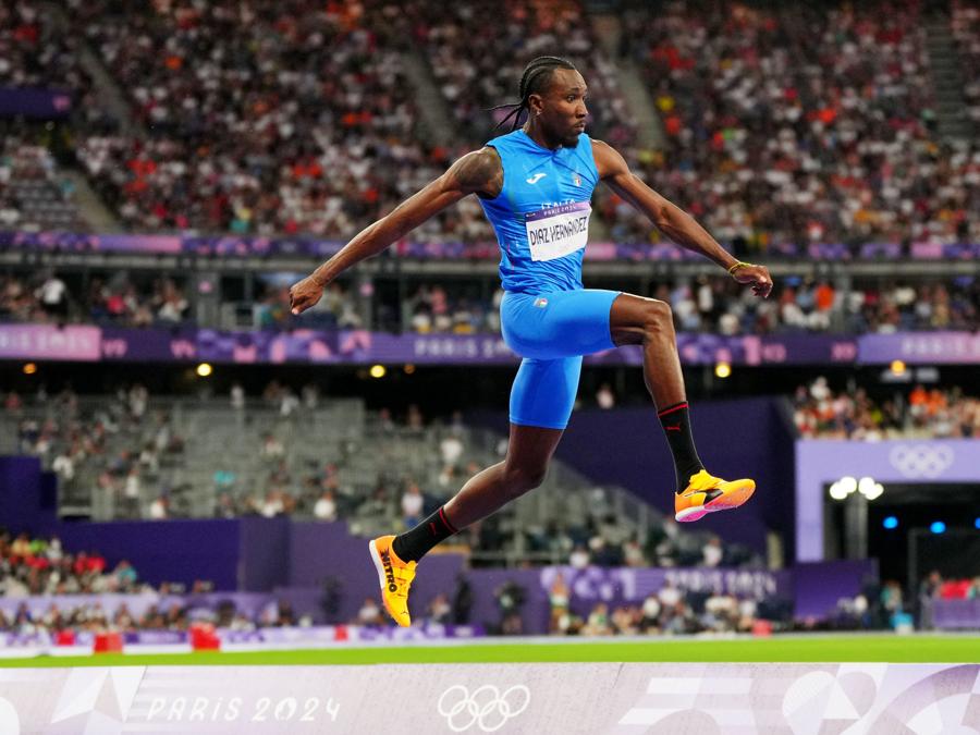 9 agosto 2024 - Bronzo a  Andy Diaz Hernandez bnel Salto triplo maschile. (REUTERS/Aleksandra Szmigiel)