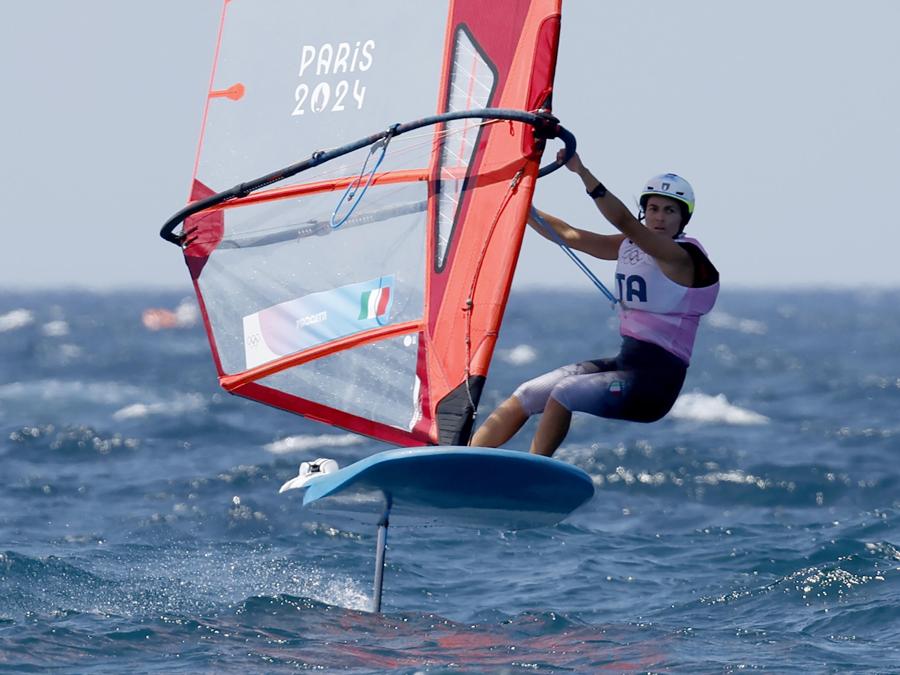3 agosto 2024 -  L’Oro italiano di Marta Maggetti nel windsurf femminile. (EPA/Sebastien Nogier)