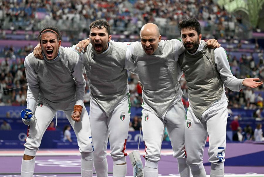 4 agosto 2024  - Da sinistra  Tommaso Marini, Filippo Macchi, Alessio Foconi e Guillaume Bianchi medaglia d’Argento nella Scherma maschile a squadre. (Photo by Fabrice Coffrini / AFP)