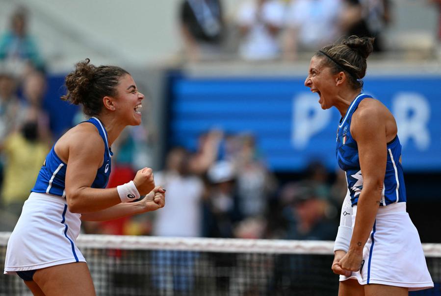 4 agosto 2024  -  Sara Errani (a destra) e Jasmine Paolini (a sinistra) Oro nel doppio femminile di Tennis. (Photo by Patricia De Melo Moreira / AFP)