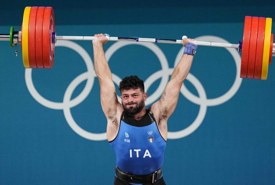 9 agosto 2024 -  Antonino Pizzolato Bronzo nel sollevamento pesi maschile  -89kg . (Photo by Dimitar Dilkoff / AFP)