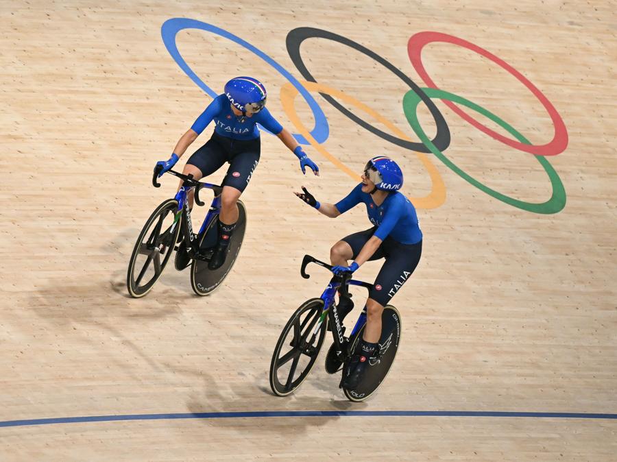 9 agosto 2024 - Chiara Consonni e Vittoria Guazzini Oro nella Madison  di Ciclismo su pista femminile. (Photo by Sebastien Bozon / AFP)