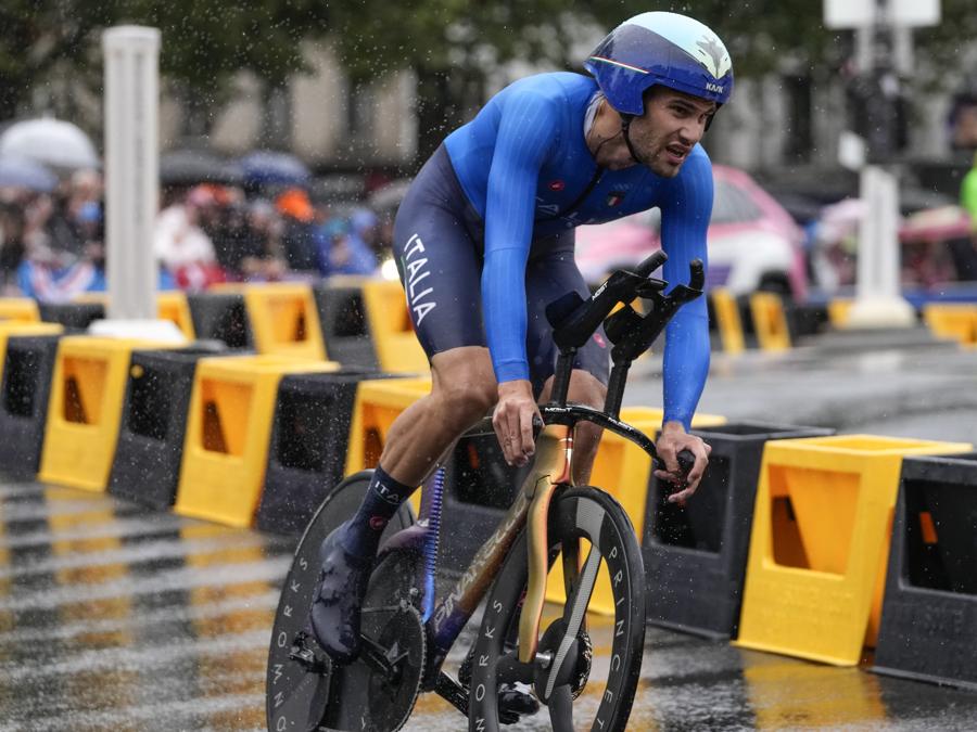27 luglio 2024 - Filippo Ganna durante la competizione. (AP Photo/Dar Yasin)