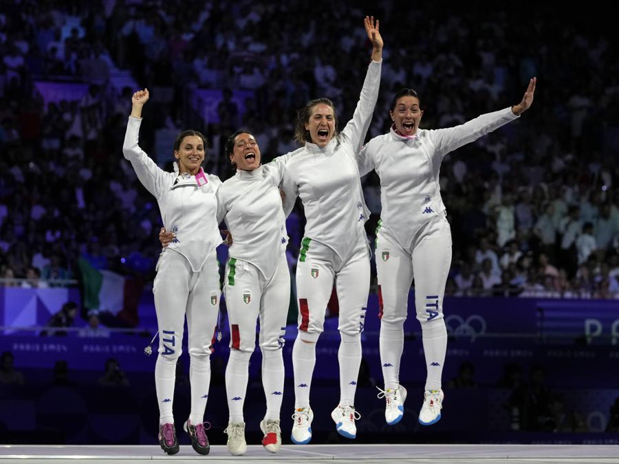 30 luglio  2024 - L’italiana Alberta Santuccio, seconda a destra, festeggia con le sue compagne di squadra Rossella Fiamingo, seconda a sinistra, Giulia Rizzi, a sinistra, e Mara Navarria  dopo aver vinto la partita finale della squadra femminile di spada contro la Francia. (AP Photo/Andrew Medichini)