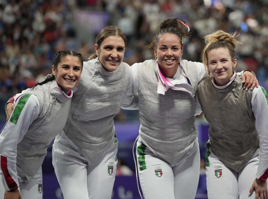 1° agosto  2024 -  Da sinistra:  Francesca Palumbo, Arianna Errigo, Alice Volpi e  Martina Favaretto festeggiano dopo aver vinto la medaglia d’Argento nella finale  di fioretto a squadre femminile. (AP Photo/Andrew Medichini)