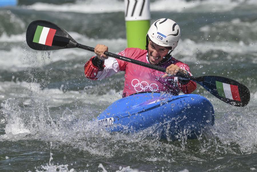 1° agosto  2024 - La medaglia d’Oro  Giovanni De Gennaro per la specialità  della canoa slalom K1 maschile. (ANSA/ Ciro Fusco)
