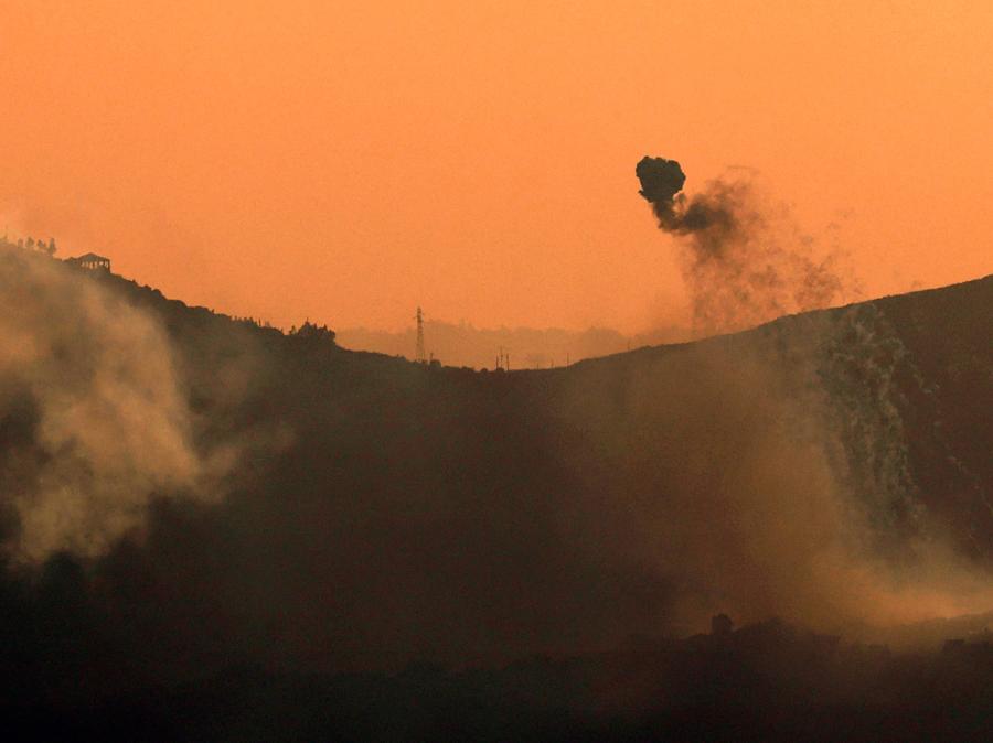 Questa immagine scattata dal nord di Israele mostra il fumo dei bombardamenti israeliani che si espande oltre il confine a Kfarkila, nel sud del Libano. (Photo by Jalaa MAREY / AFP)