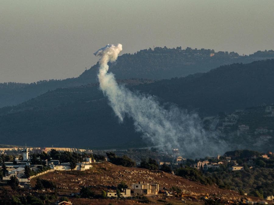 Il fumo dei bombardamenti israeliani si alza a Kfarkila, nel sud del Libano. (Photo by Rabih DAHER / AFP)
