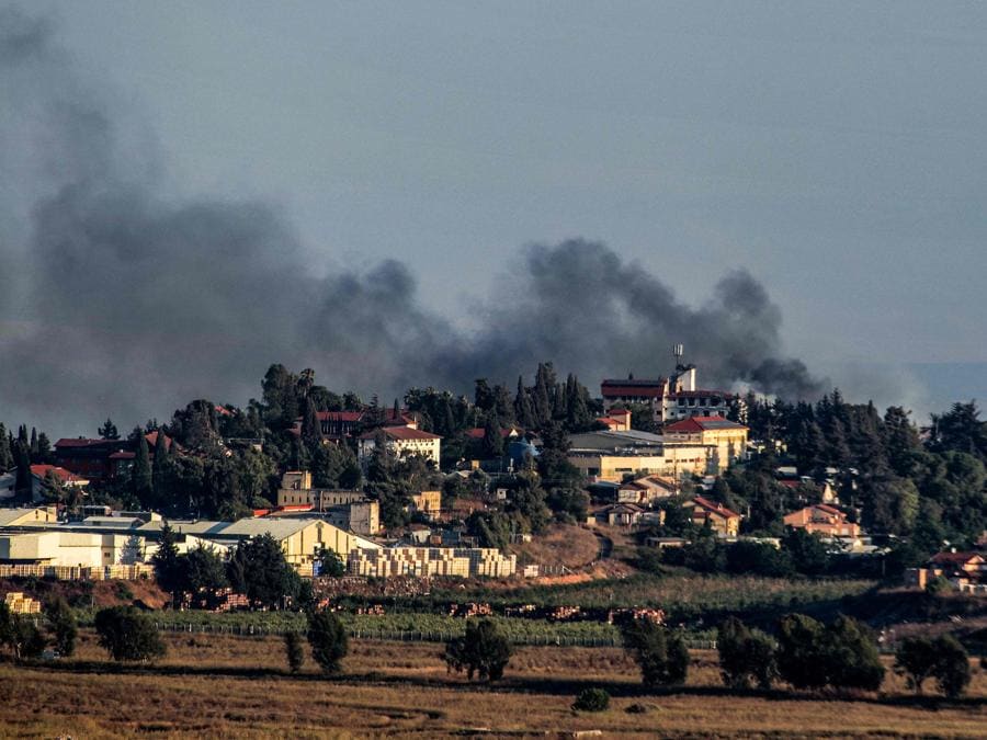 Pennacchi di fumo si sollevano dopo che i razzi sono stati lanciati da Marjeyoun, nel sud del Libano, verso Metula, attraverso il confine, nel nord di Israele. (Photo by Rabih DAHER / AFP)