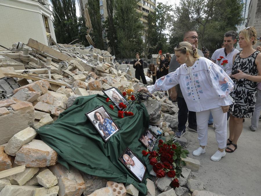 Gli ucraini depongono fiori durante un evento “Requiem per i caduti” in onore della memoria di coloro che morirono a seguito di un attacco missilistico sull’ospedale pediatrico “Okhmatdyt” a Kiev, Ucraina. EPA/SERGEY DOLZHENKO
