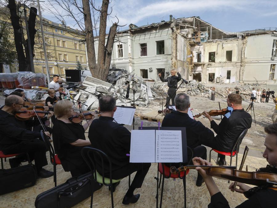 La Kyiv Classic Orchestra “Kyiv-classic” si esibisce durante un evento “Requiem for the Fallen” in onore della memoria di coloro che morirono a seguito di un attacco missilistico sull’ospedale pediatrico “Okhmatdyt” a Kiev, Ucraina. EPA/SERGEY DOLZHENKO