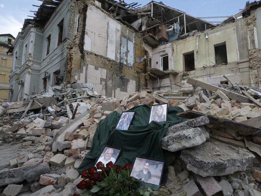 Quattro ritratti sono esposti tra le macerie di un edificio distrutto durante un evento “Requiem per i caduti” in onore della memoria di coloro che morirono a seguito di un attacco missilistico sull’ospedale pediatrico “Okhmatdyt” a Kiev, Ucraina. EPA/SERGEY DOLZHENKO