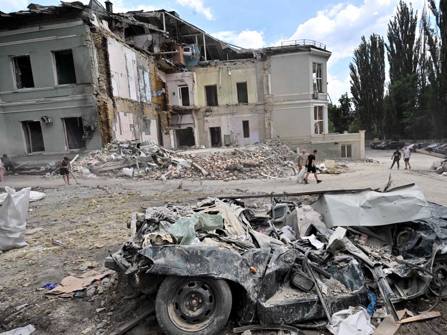 Volontari trasportano un sacco pieno di detriti a Okhmatdyt, il più grande ospedale pediatrico dell’Ucraina, a Kiev. (Photo by Sergei SUPINSKY / AFP)