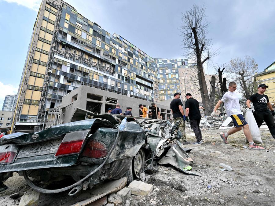 Volontari trasportano sacchi pieni di detriti a Okhmatdyt, il più grande ospedale pediatrico dell’Ucraina, a Kiev. (Photo by Sergei SUPINSKY / AFP)