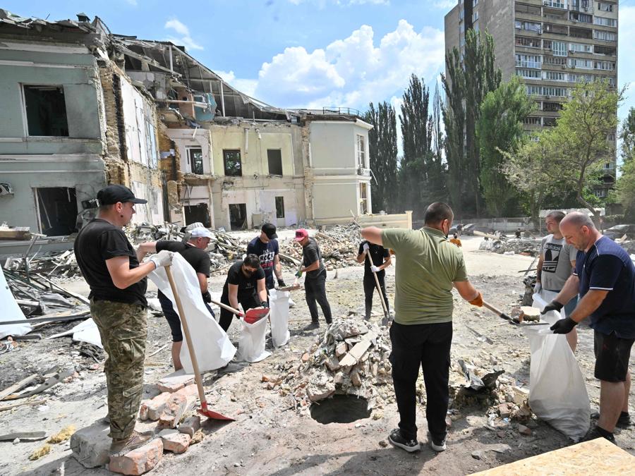 Volontari rimuovono i detriti a Okhmatdyt, il più grande ospedale pediatrico dell’Ucraina, a Kiev. (Photo by Sergei SUPINSKY / AFP)