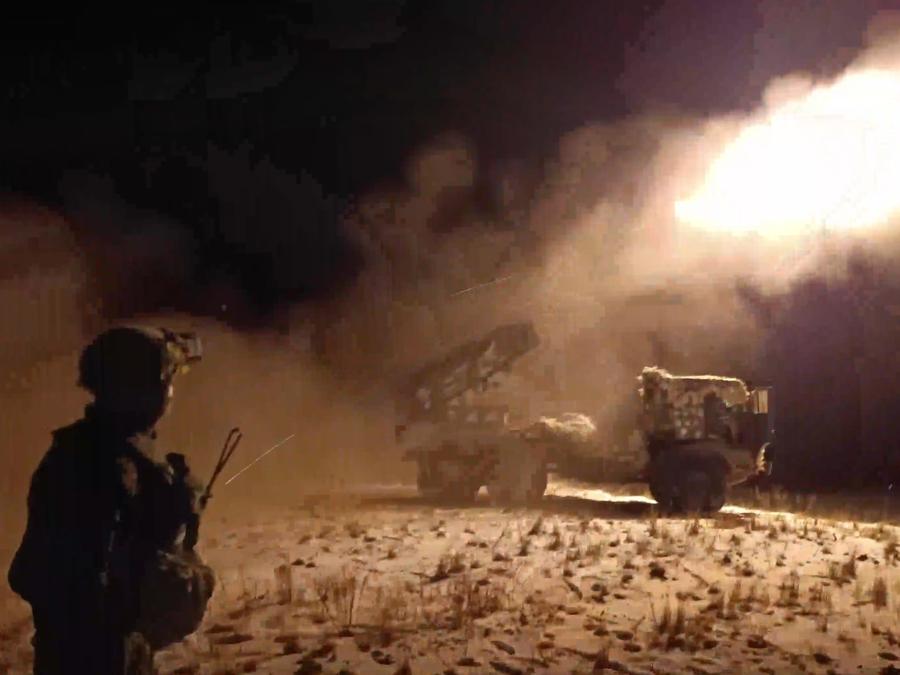 I soldati russi sparano da un lanciarazzi multiplo semovente da 122 mm, BM-21 “Grad”, in una località sconosciuta in Ucraina. (Russian Defense Ministry Press Service photo via AP)