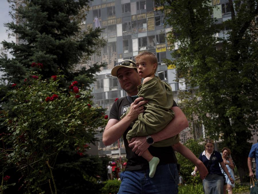 Persone evacuate vicino al sito dell’ospedale pediatrico Okhmatdyt colpito da un missile russo, a Kiev. (AP Photo/Evgeniy Maloletka)