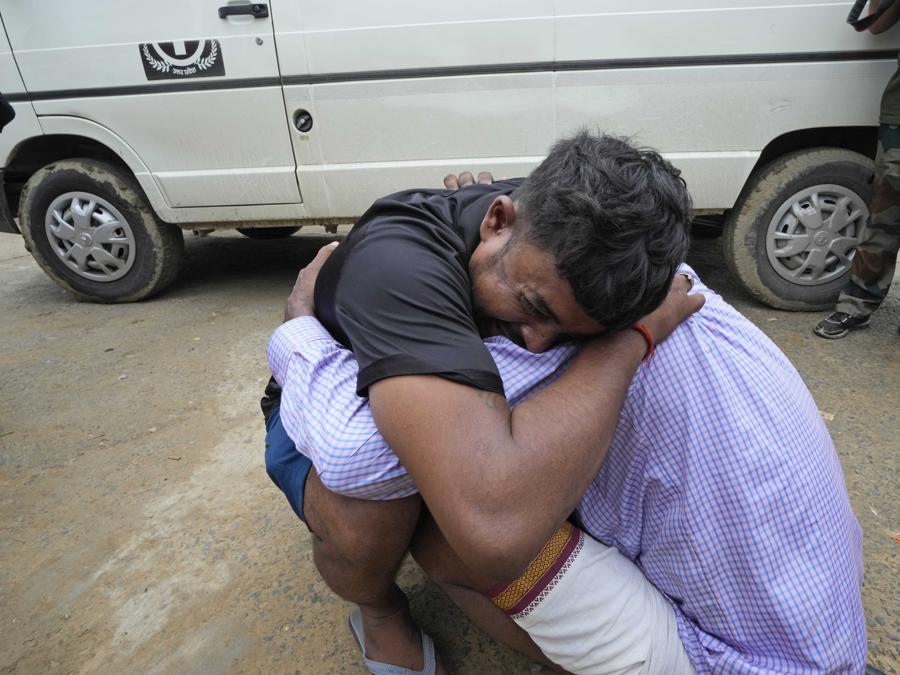 Un uomo piange abbracciando il suocero della sorella Ruby, 37 anni, vittima di una fuga precipitosa, fuori dall’ospedale distrettuale di Hathras, Uttar Pradesh, India. Migliaia di persone presenti a un raduno religioso si sono precipitate a lasciare una tenda improvvisata, dando il via a una fuga precipitosa martedì che ha ucciso più di cento persone e ne ha ferite decine. (AP Photo/Rajesh Kumar Singh) Associated Press/LaPresse