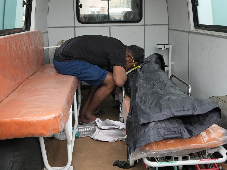 Un uomo piange accanto al corpo della sorella Ruby, 37 anni, vittima di una fuga precipitosa, fuori dall’ospedale distrettuale di Hathras, Uttar Pradesh, India. Migliaia di persone presenti a un raduno religioso si sono precipitate a lasciare una tenda improvvisata, dando il via a una fuga precipitosa martedì che ha ucciso più di cento persone e ne ha ferite decine. (AP Photo/Rajesh Kumar Singh) Associated Press/LaPresse