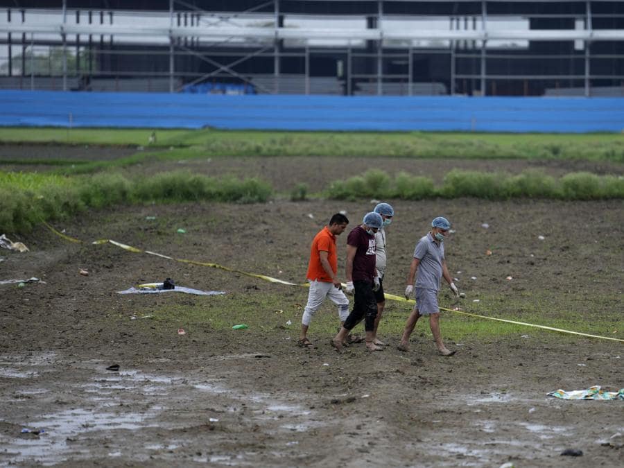 I membri di una squadra forense indagano sulla scena il giorno dopo una fuga precipitosa, nel villaggio di Fulrai, nel distretto di Hathras, a circa 350 chilometri (220 miglia) a sud-ovest della capitale dello stato, Lucknow, India, mercoledì 3 luglio 2024. Migliaia di persone in una chiesa religiosa Il raduno in India si è precipitato a lasciare una tenda improvvisata, dando il via a una fuga precipitosa martedì che ha ucciso almeno 116 persone e ne ha ferite decine, hanno detto i funzionari. (AP Photo/Rajesh Kumar Singh) Associated Press/LaPresse