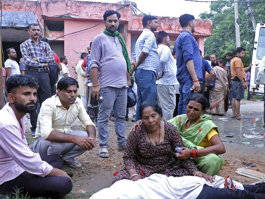 Donne piangono accanto al corpo di un parente fuori dall’ospedale Sikandrarao nel distretto di Hathras, a circa 350 chilometri (217 miglia) a sud-ovest di Lucknow, India, martedì 2 luglio 2024. Migliaia di persone durante un raduno religioso in India si sono precipitate a lasciare un improvvisato martedì, innescando una fuga precipitosa che ha ucciso più di cento persone e ne ha ferite decine.(AP Photo/Manoj Aligadi) Associated Press/LaPresse