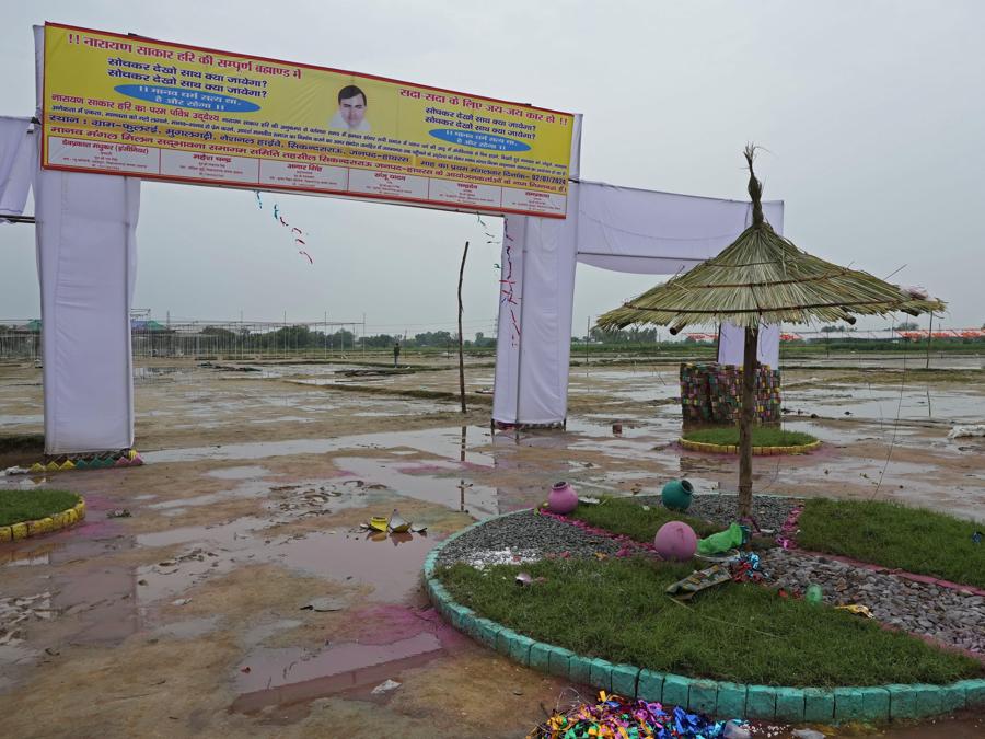 Pozzanghere di pioggia sul luogo di una fuga mortale, nel villaggio di Fulrai, nel distretto di Hathras, a circa 350 chilometri (220 miglia) a sud-ovest della capitale dello stato, Lucknow, India, mercoledì 3 luglio 2024. Migliaia di persone ad un raduno religioso a L’India si è precipitata a lasciare una tenda improvvisata, dando il via a una fuga precipitosa martedì che ha ucciso almeno 116 persone e ne ha ferite decine, hanno detto i funzionari. (AP Photo/Rajesh Kumar Singh) Associated Press/LaPresse