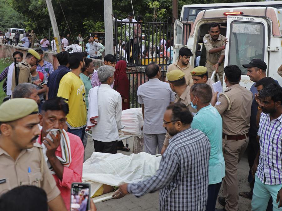 Parenti e volontari trasportano i corpi su barelle all’ospedale Sikandrarao nel distretto di Hathras a circa 350 chilometri (217 miglia) a sud-ovest di Lucknow, India, martedì 2 luglio 2024. Migliaia di persone durante un raduno religioso si sono precipitate a lasciare una tenda improvvisata, fissando a partire da un martedì di fuga che ha ucciso più di cento persone e ne ha ferite decine. (AP Photo/Manoj Aligadi) Associated Press/LaPresse