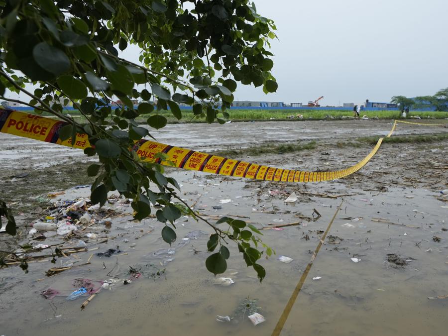 La polizia isola la scena un giorno dopo una fuga mortale, nel villaggio di Fulrai, nel distretto di Hathras, a circa 350 chilometri (220 miglia) a sud-ovest della capitale dello stato, Lucknow, India, mercoledì 3 luglio 2024. Migliaia di persone a un raduno religioso in India si sono precipitati a lasciare una tenda improvvisata, scatenando martedì una fuga precipitosa che ha ucciso almeno 116 persone e ne ha ferite decine, hanno detto i funzionari. (AP Photo/Rajesh Kumar Singh) Associated Press/LaPresse