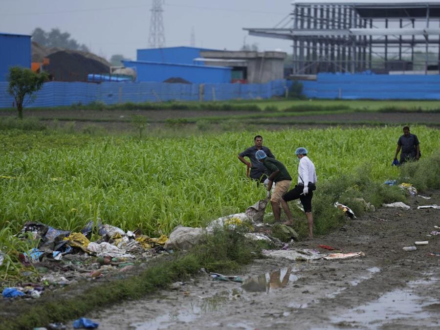 I membri di una squadra forense indagano sulla scena il giorno dopo una fuga precipitosa, nel villaggio di Fulrai, nel distretto di Hathras, a circa 350 chilometri (220 miglia) a sud-ovest della capitale dello stato, Lucknow, India, mercoledì 3 luglio 2024. Migliaia di persone in una chiesa religiosa Il raduno in India si è precipitato a lasciare una tenda improvvisata, dando il via a una fuga precipitosa martedì che ha ucciso almeno 116 persone e ne ha ferite decine, hanno detto i funzionari. (AP Photo/Rajesh Kumar Singh) Associated Press/LaPresse