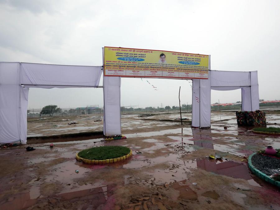 La scena dopo una ressa a Hathras, Uttar Pradesh, India, 3 luglio 2024. Secondo funzionari statali, più di 100 persone sono state uccise in una ressa durante un raduno religioso indù satsang nel distretto di Hathras, nello stato di Uttar Pradesh, nel nord dell’India. (EPA/HARISH TYAGI)