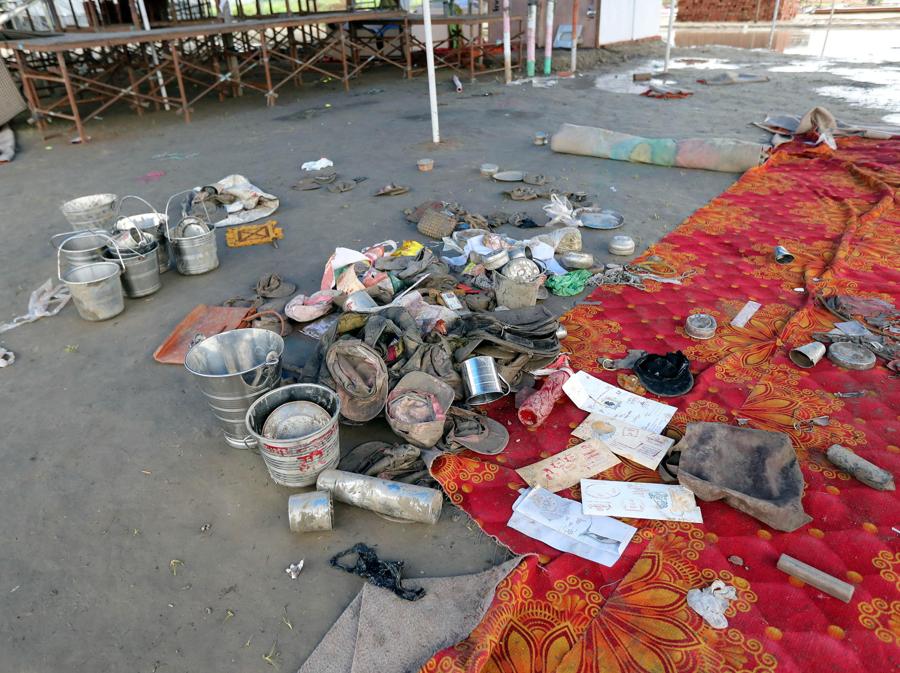 Gli oggetti lasciati dalle vittime della fuga precipitosa giacevano sulla scena, a Hathras, Uttar Pradesh, India, il 3 luglio 2024. Secondo funzionari statali, più di 100 persone sono state uccise durante una fuga precipitosa durante un raduno religioso indù satsang nel distretto di Hathras, nello stato dell’Uttar Pradesh. , India settentrionale. (EPA/HARISH TYAGI)