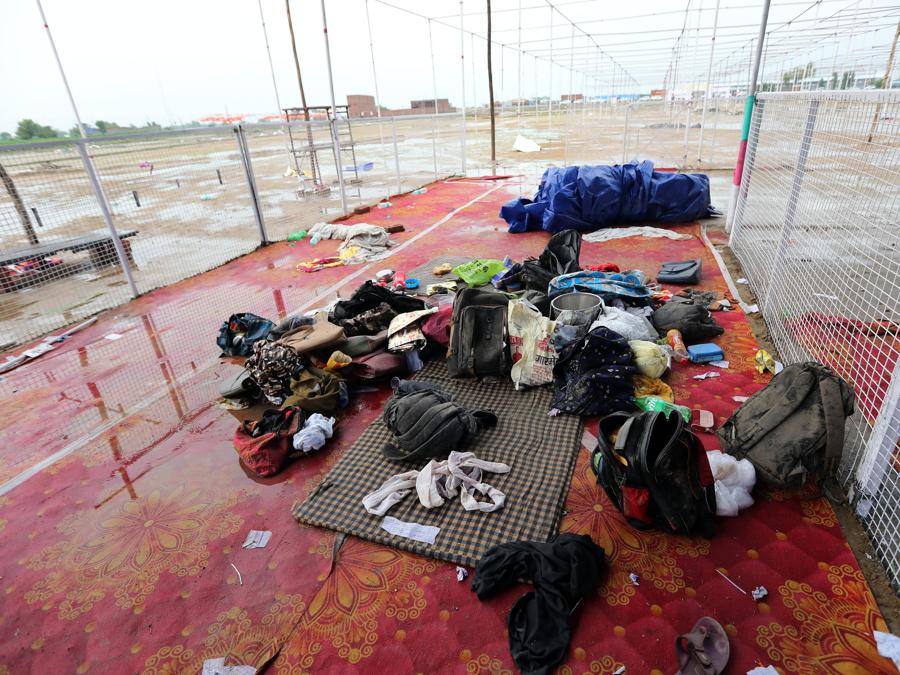 Gli oggetti lasciati dalle vittime della fuga precipitosa giacevano sulla scena, a Hathras, Uttar Pradesh, India, il 3 luglio 2024. Secondo funzionari statali, più di 100 persone sono state uccise durante una fuga precipitosa durante un raduno religioso indù satsang nel distretto di Hathras, nello stato dell’Uttar Pradesh. , India settentrionale. (EPA/HARISH TYAGI)