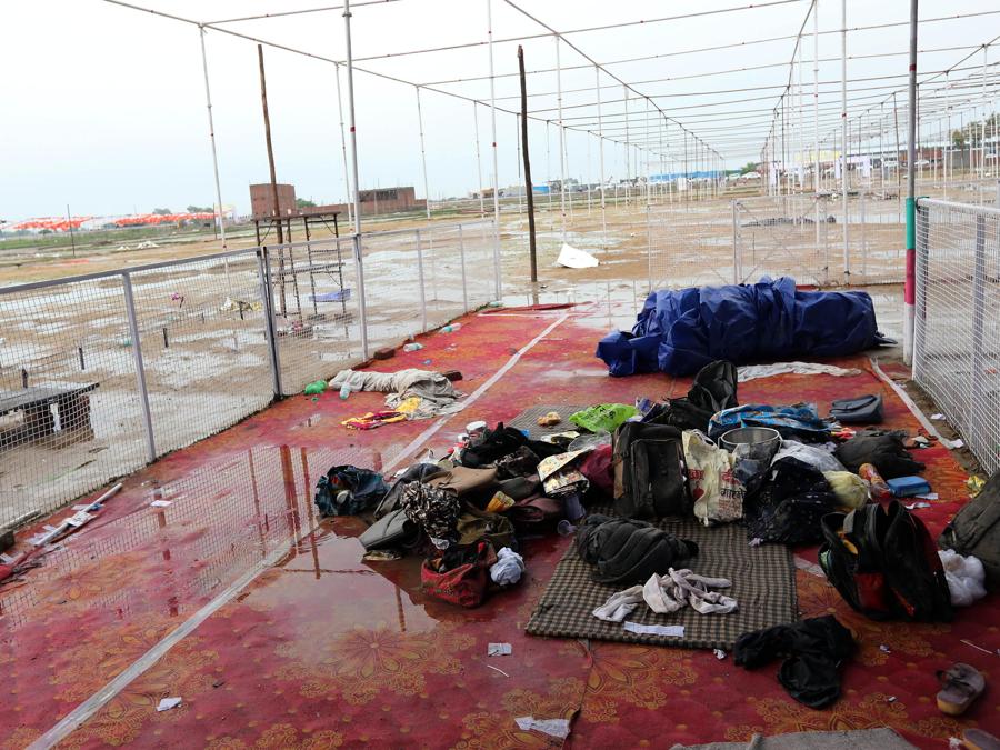 Gli oggetti lasciati dalle vittime della fuga precipitosa giacevano sulla scena, a Hathras, Uttar Pradesh, India, il 3 luglio 2024. Secondo funzionari statali, più di 100 persone sono state uccise durante una fuga precipitosa durante un raduno religioso indù satsang nel distretto di Hathras, nello stato dell’Uttar Pradesh. , India settentrionale. (EPA/HARISH TYAGI)