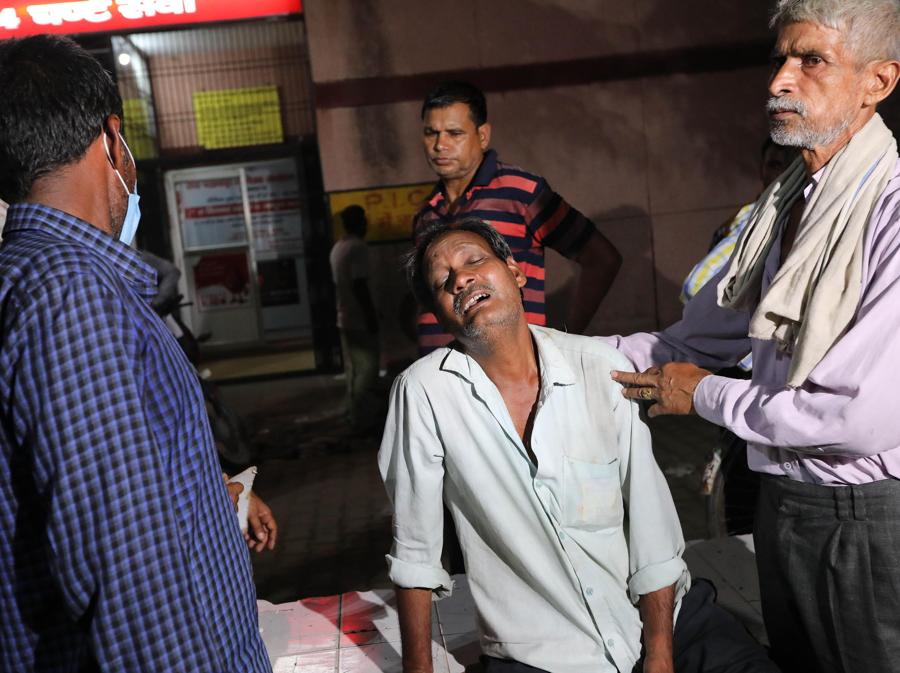 I familiari delle vittime della fuga precipitosa piangono fuori da un ospedale a Hathras, Uttar Pradesh, India, 3 luglio 2024. Secondo funzionari statali, più di 100 persone sono state uccise durante la fuga precipitosa durante un raduno religioso indù satsang nel distretto di Hathras, nello stato di Uttar Pradesh, nel nord. India. (EPA/HARISH TYAGI)