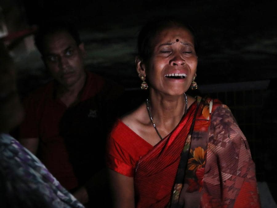 I familiari delle vittime della fuga precipitosa piangono fuori da un ospedale a Hathras, Uttar Pradesh. Secondo quanto riportato da funzionari. (EPA/HARISH TYAGI)