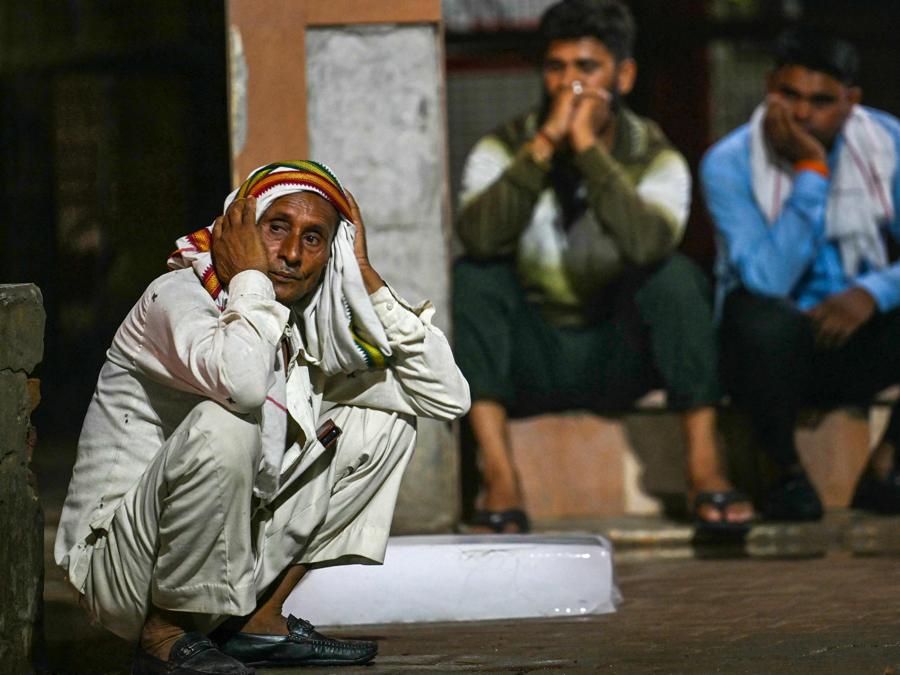 Le persone in lutto si riuniscono mentre i defunti, morti in mischia durante un sermone, vengono tenuti in un obitorio a Hathras, nello stato indiano dell’Uttar Pradesh, il 3 luglio 2024. I sopravvissuti alla fuga più mortale avvenuta in India in oltre un decennio il 3 luglio hanno ricordato l’orrore di essere stati schiacciati in un raduno religioso indù estremamente sovraffollato che ha provocato la morte di 116 persone. (Photo by Arun SANKAR / AFP)