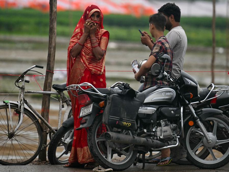 Una donna guarda il luogo della fuga precipitosa che ha ucciso persone durante un sermone a Hathras, nello stato indiano dell’Uttar Pradesh, il 3 luglio 2024. I sopravvissuti alla fuga più mortale avvenuta in India il 3 luglio in oltre un decennio hanno ricordato l’orrore di essere stati schiacciati in un luogo religioso indù estremamente sovraffollato. raduno che provocò la morte di 116 persone. (Photo by Arun SANKAR / AFP)