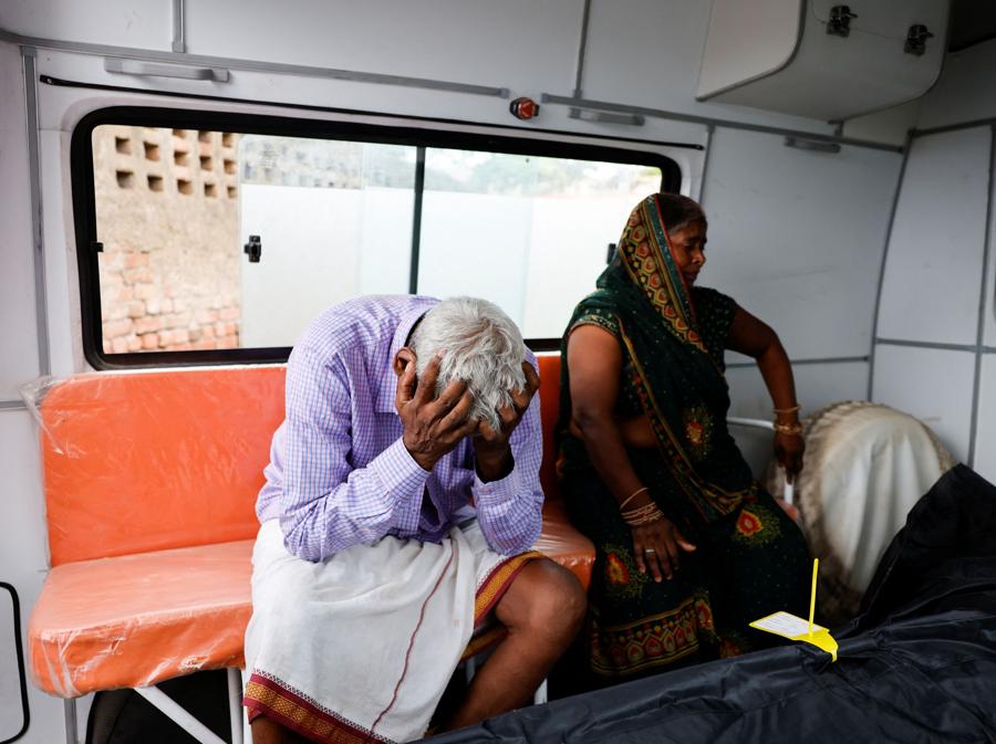 I parenti di Chedilal e Rajkumari di Ruby, vittima della fuga precipitosa, piangono accanto al suo corpo, fuori da un ospedale nel distretto di Hathras, nello stato settentrionale dell’Uttar Pradesh. (REUTERS/Anushree Fadnavis)