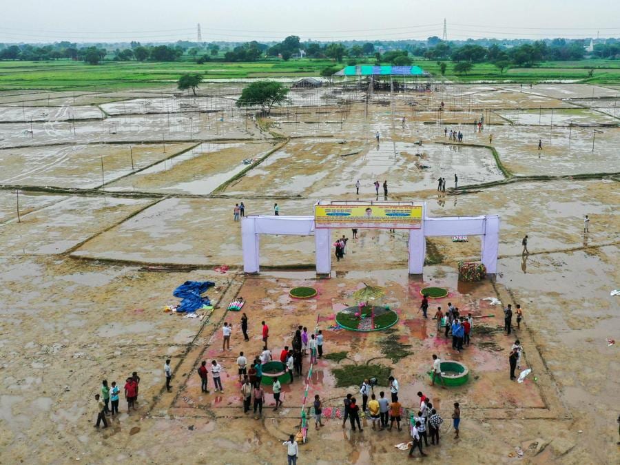 Le persone si riuniscono dove una fuga precipitosa ha ucciso persone durante un sermone a Hathras, nello stato indiano dell’Uttar Pradesh, il 3 luglio 2024. I sopravvissuti alla fuga più mortale avvenuta in India in oltre un decennio, il 3 luglio, hanno ricordato l’orrore di essere stati schiacciati in un raduno religioso indù enormemente sovraffollato che ha lasciato 116 persone morte. (Photo by Arun SANKAR / AFP)