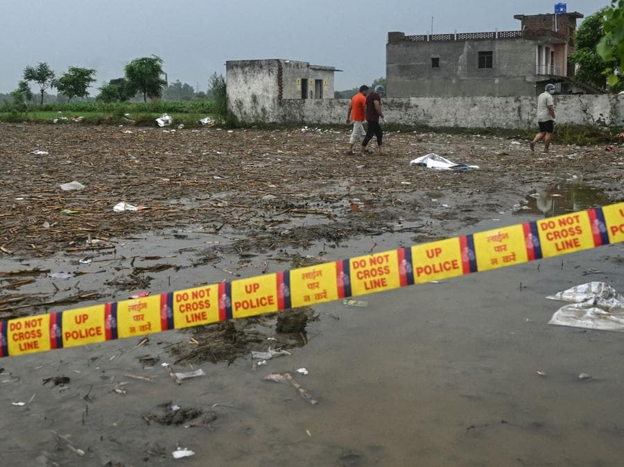 Un cordone di polizia esposto sul luogo di una ressa durante un raduno religioso indù a Hathras, nello stato indiano dell’Uttar Pradesh, il 3 luglio 2024. Almeno 116 persone sono state schiacciate a morte durante un raduno religioso indù sovraffollato nel nord dell’India il 2 luglio. funzionari governativi hanno affermato che si tratta della peggiore tragedia del genere in più di un decennio. (Photo by Arun SANKAR / AFP)