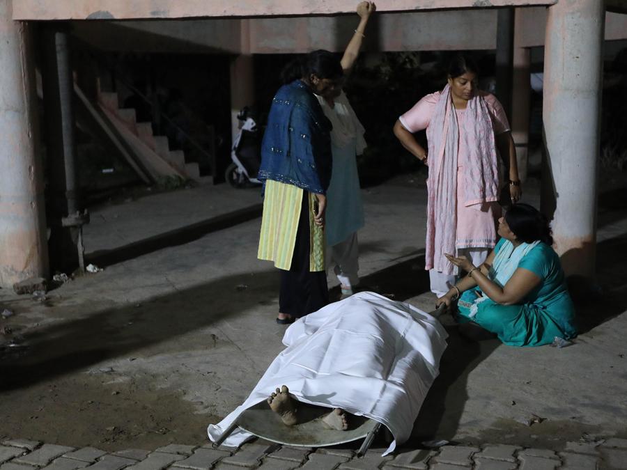 Il corpo di una vittima di una fuga precipitosa steso su una barella attende il trasferimento in un ospedale di Hathras, Uttar Pradesh, India, 03 luglio 2024. Funzionari statali hanno detto che almeno 100 persone, tra cui donne e bambini, sono morte in una fuga precipitosa durante un evento religioso o ’ Satsang’ negli Hathras dell’Uttar Pradesh. (EPA/HARISH TYAGI)